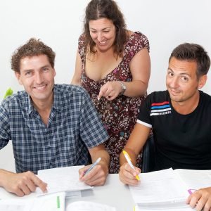 https://academiaidiomas.es/wp-content/uploads/2020/04/Picture-1-Adultos-300x300.jpg